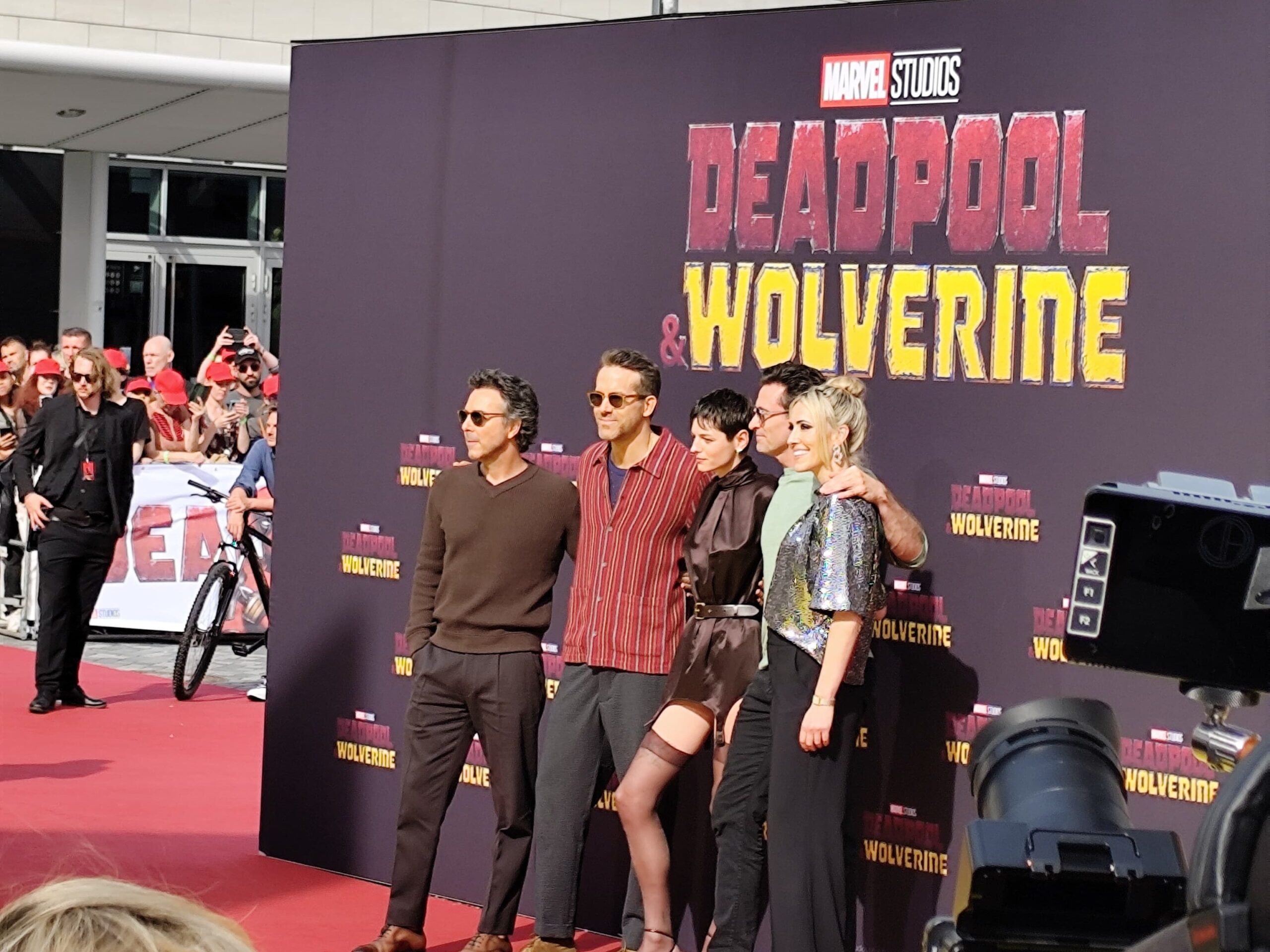 Shawn Levy, Ryan Reynolds, Wendy Jacobson, Emma Corrin und Hugh Jackman auf dem roten Teppich vom Deadpool & Wolverine Fan-Event in Berlin