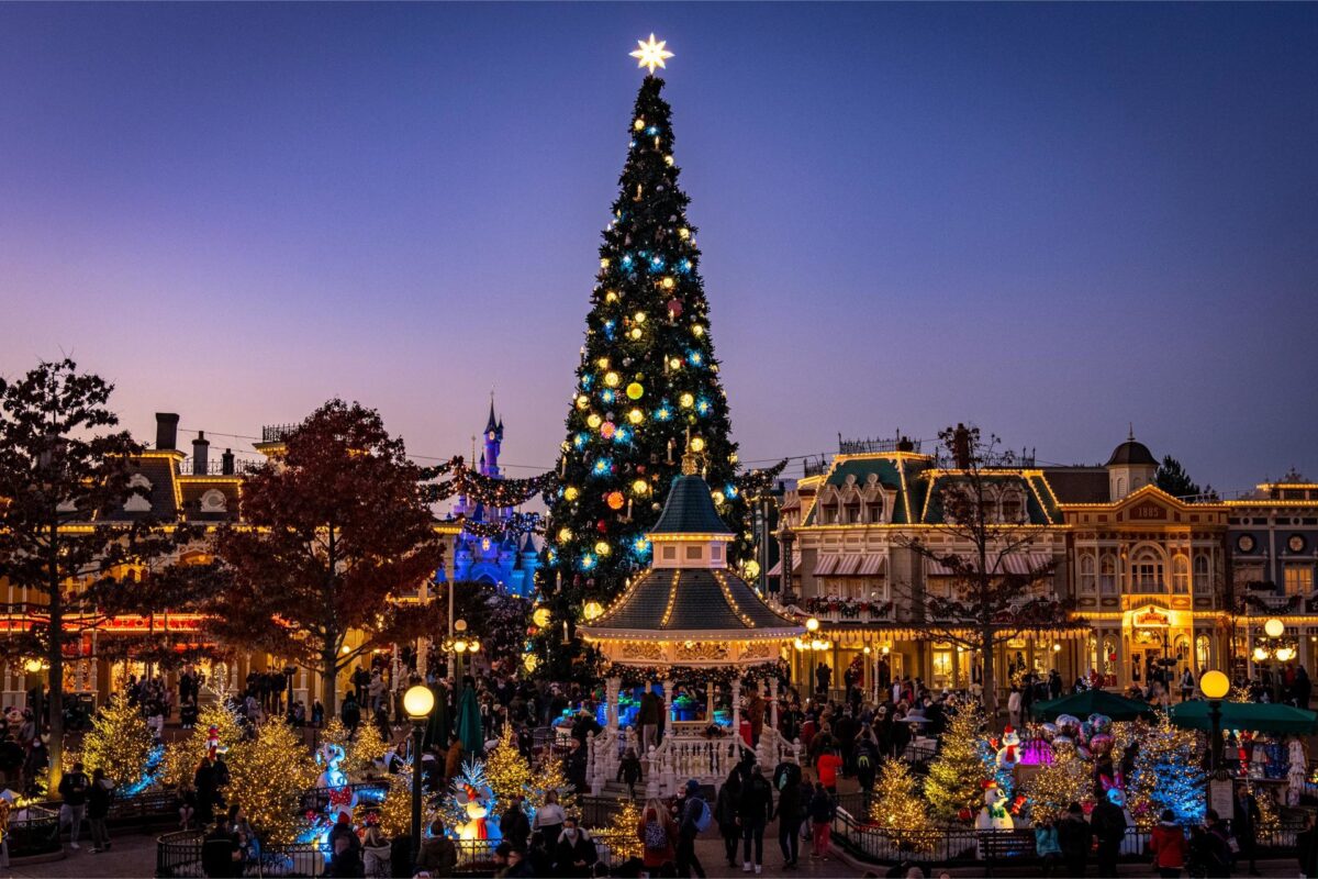 Der Town Square Weihnachtsbaum in Disneyland Paris