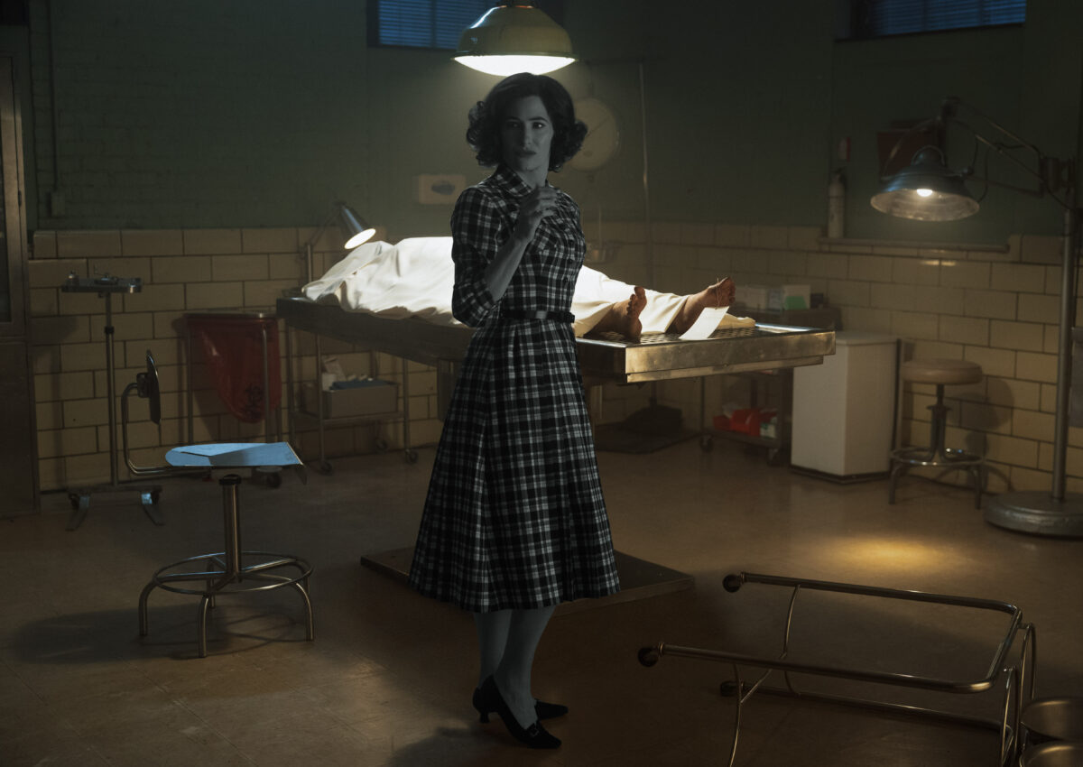 Detective Agnes O’Connor (Kathryn Hahn) in Episode 1 von Marvel Televisions AGATHA ALL ALONG, exklusiv auf Disney+. Photo by Chuck Zlotnick. © 2024 MARVEL.