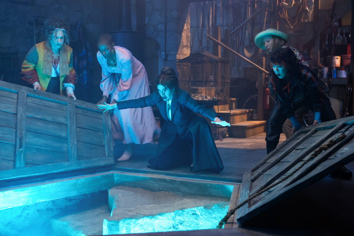 Lilia Calderu (Patti LuPone), Jennifer Kale (Sasheer Zamata), Agatha Harkness (Kathryn Hahn), Mrs. Hart/Sharon Davis (Debra Jo Rupp) und Ali Ahn (Alice Wu-Gulliver) in Marvel Television's AGATHA ALL ALONG, exklusiv auf Disney+