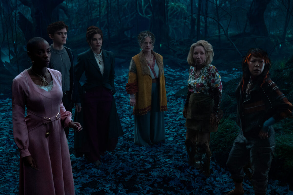 (L-R): Jennifer Kale (Sasheer Zamata), Teen (Joe Locke), Agatha Harkness (Kathryn Hahn), Lilia Calderu (Patti LuPone), Mrs. Hart/Sharon Davis (Debra Jo Rupp) und Ali Ahn (Alice Wu-Gulliver) in Marvel Televisions AGATHA ALL ALONG, exklusiv auf Disney+. Photo by Chuck Zlotnick. © 2024 MARVEL.