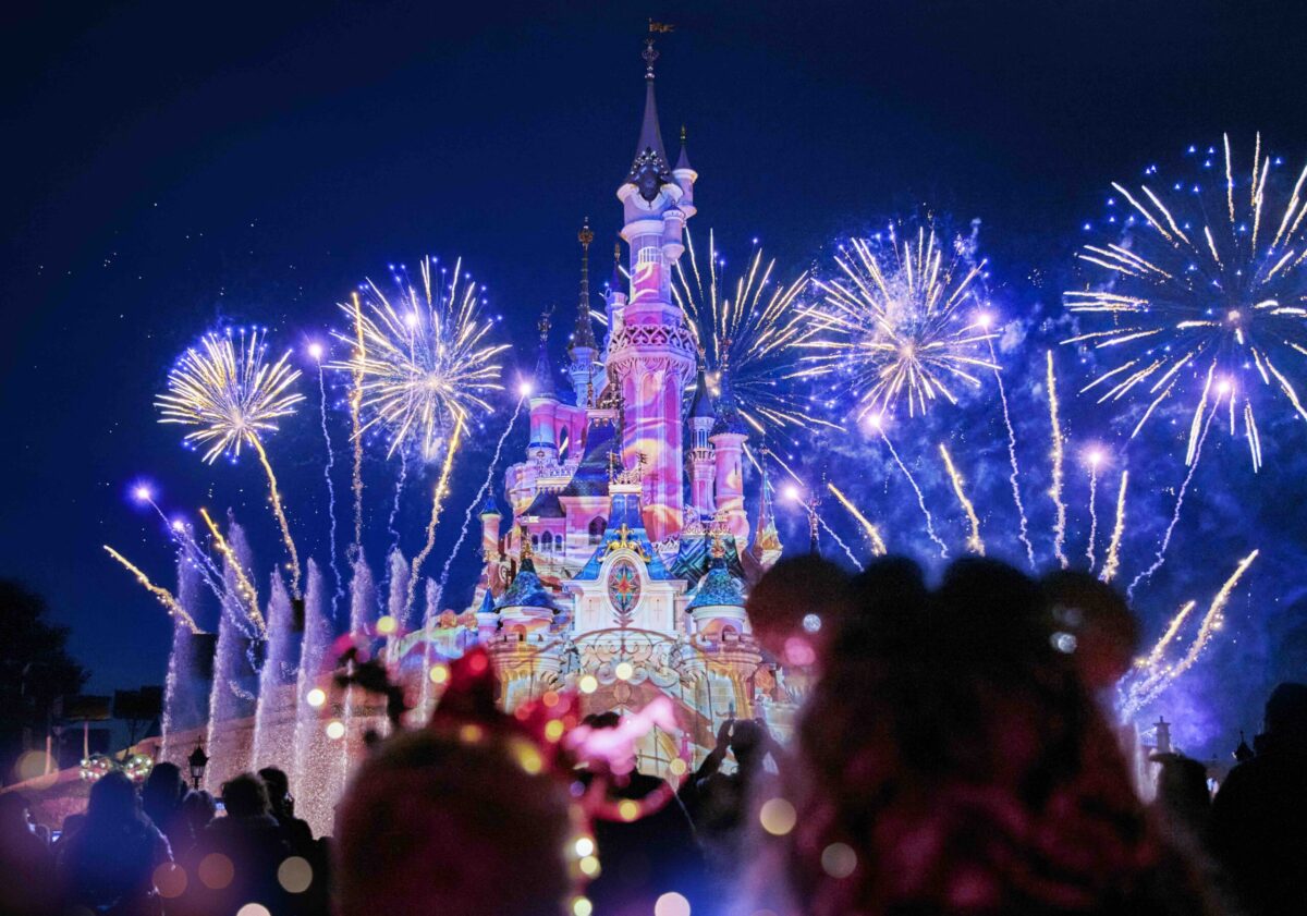 Silvester und Neujahr in Disneyland Paris feiern mit riesigem Feuerwerk über dem Disney Schloss