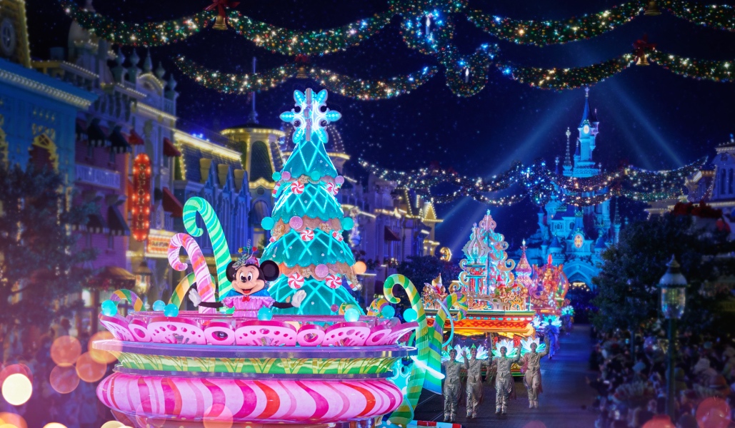 Der Disney Channel Weihnachtszauber 2024: Hier sind alle Weihnachts-Filme und Serien-Highlights im November und Dezember! 59 Mickys funkelnde Weihnachtsparade in Disneyland Paris erleben!