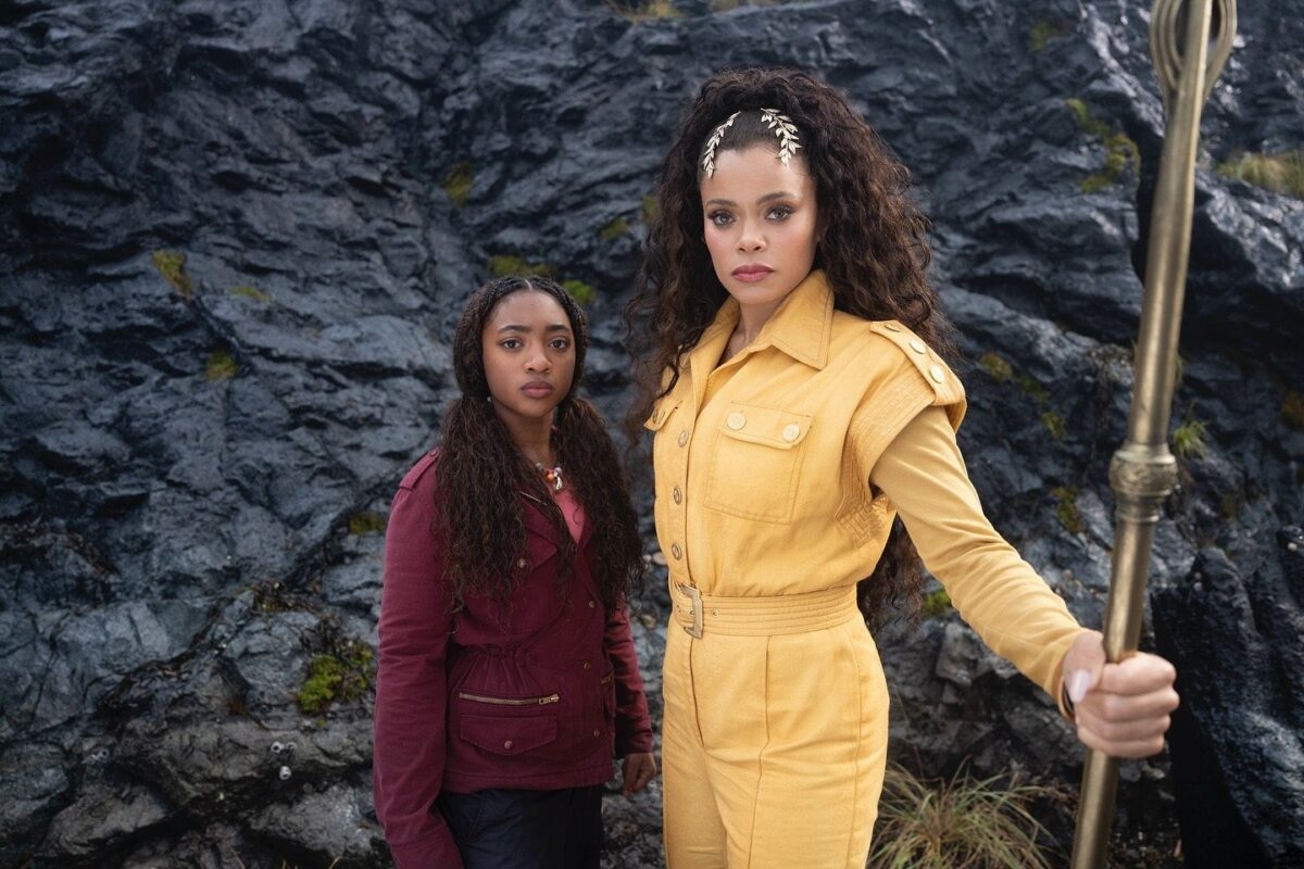 Leah Jeffries als Annabeth Chase mit Andra Day als Göttin Athena in Percy Jackson: Die Serie - Staffel 2 auf Disney+ in 2025