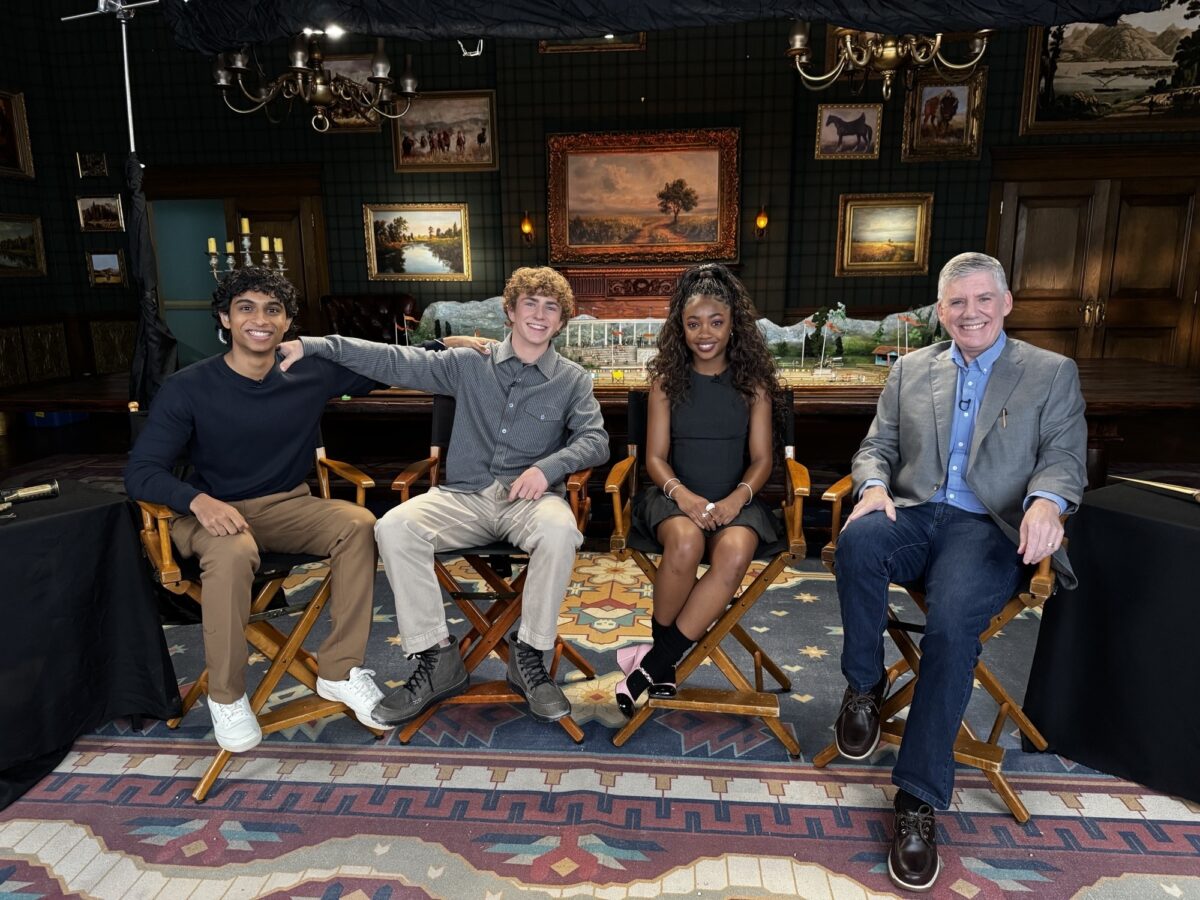Percy Jackson: Die Serie Stars Walker Scobell (Percy Jackson), Leah Jeffries (Annabeth Chase) und Aryan Simhadri (Grover Underwood), sowie der Autor der Buchreihe, Rick Riordan