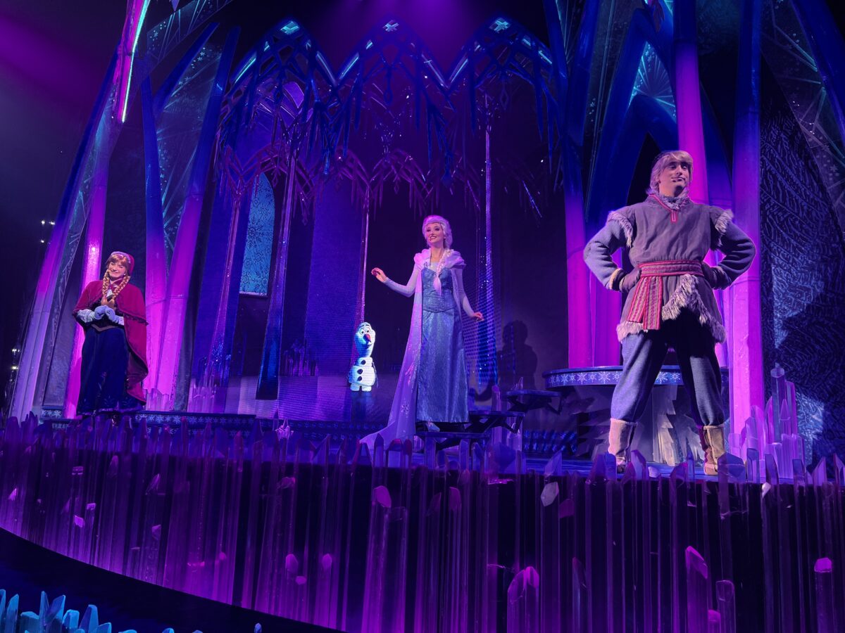 Elsa, Anna und Olaf aus Die Eiskönigin / Frozen dürfen mit ihren Liedern wie Lass jetzt los / Let It Go natürlich nicht fehlen