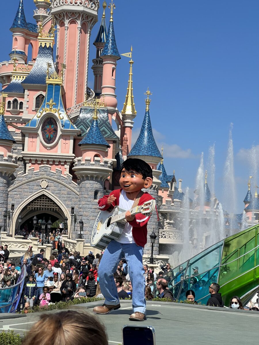 Miguel aus dem Film Coco bringt seine Gitarre mit in den Disneyland Park