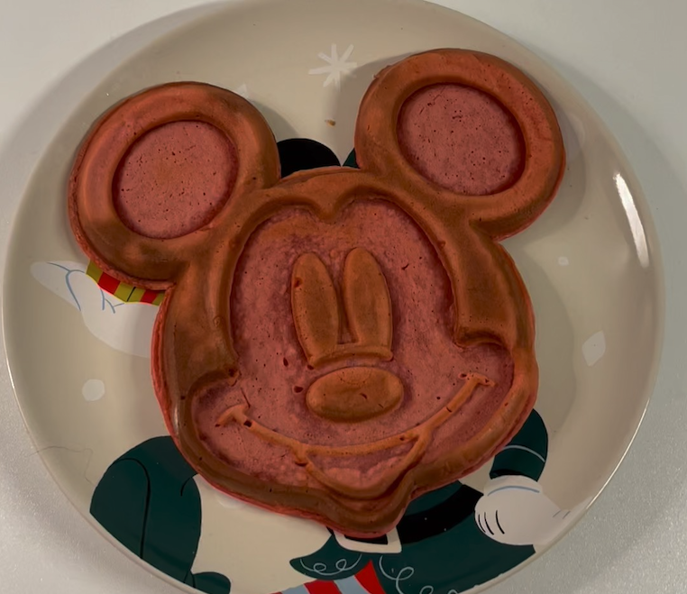 Micky Waffeln wie in Disneyland Paris selbstgemacht - mit bunter Lebensmittelfarbe perfekt für die Feiertage