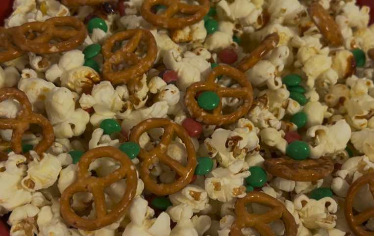 Buntes Popcorn zu Weihnachten mit Brezeln und Schokolinsen