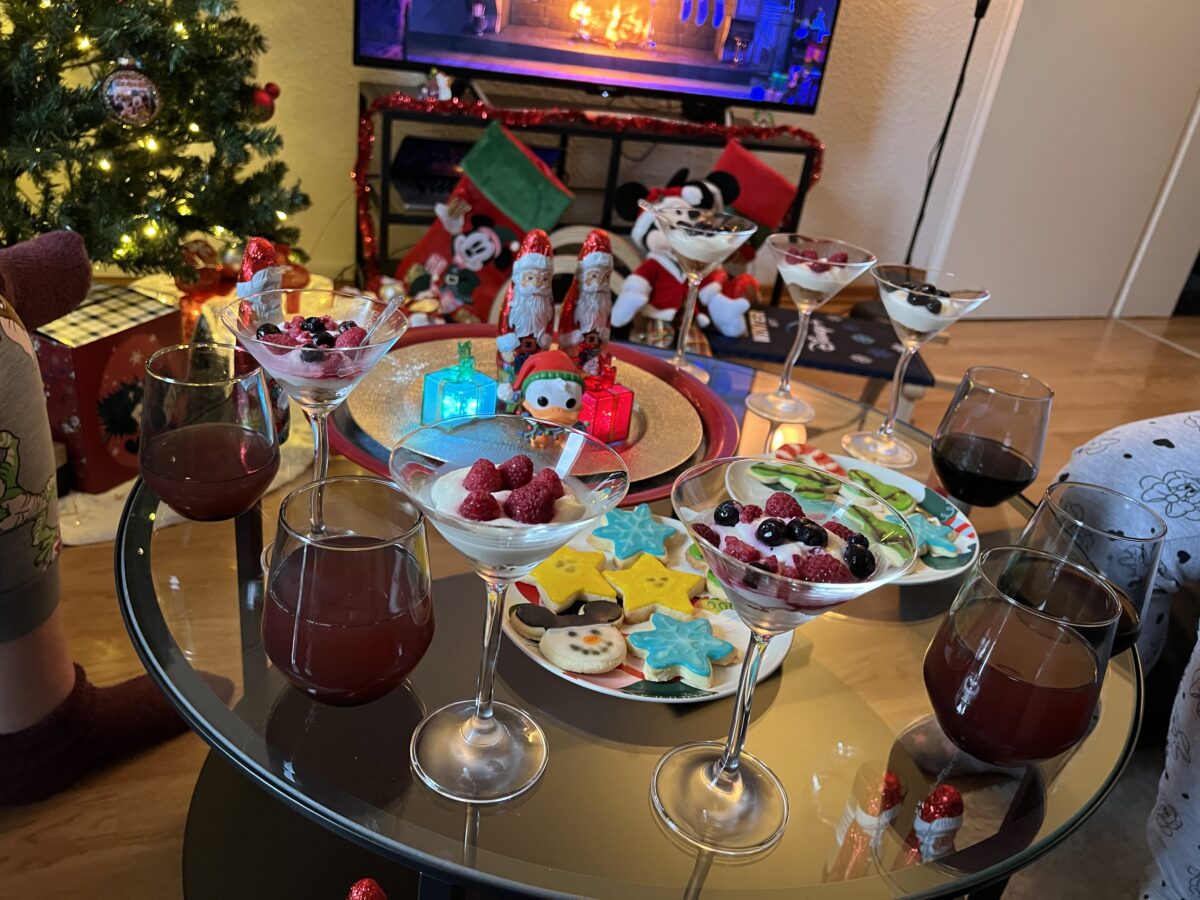 Disney Weihnachtsdeko mit leckeren Snacks und dem Arendelle Weihnachtsfeuer auf Disney+ als Streaming-Tipp