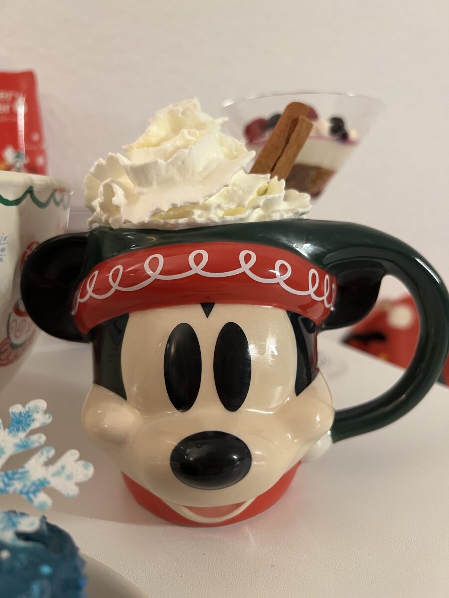 Heißer Kakao mit Sahne und Zimstange in der tollen Micky Maus Weihnachtstasse von DisneyStore.de