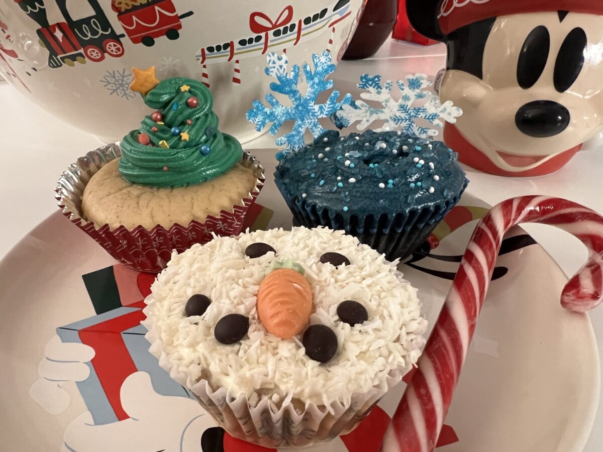 Leckere Eiskönigin Cupcakes als Weihnachtsbaum, Schneesturm und Schneemann