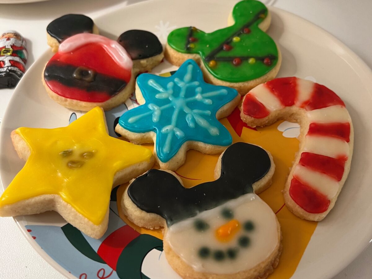 Rezeptideen für Weihnachtsplätzchen im Disney Design: Micky und Minnie Maus, Stern aus Wish, Frozen Eiskristall, Schneemann, Tannenbaum und Zuckerstange