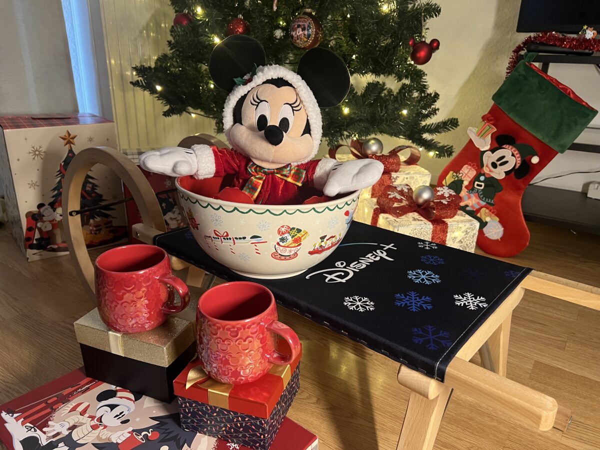 Großes Weihnachts-Gewinnspiel: für eure eigene Disney Weihnachtsparty gewinnt einen Disney+ Schlitten, eine Minnie Maus Feiertags-Plüschfigur, eine Disneyland Schale und weihnachtliche Micky Maus Becher