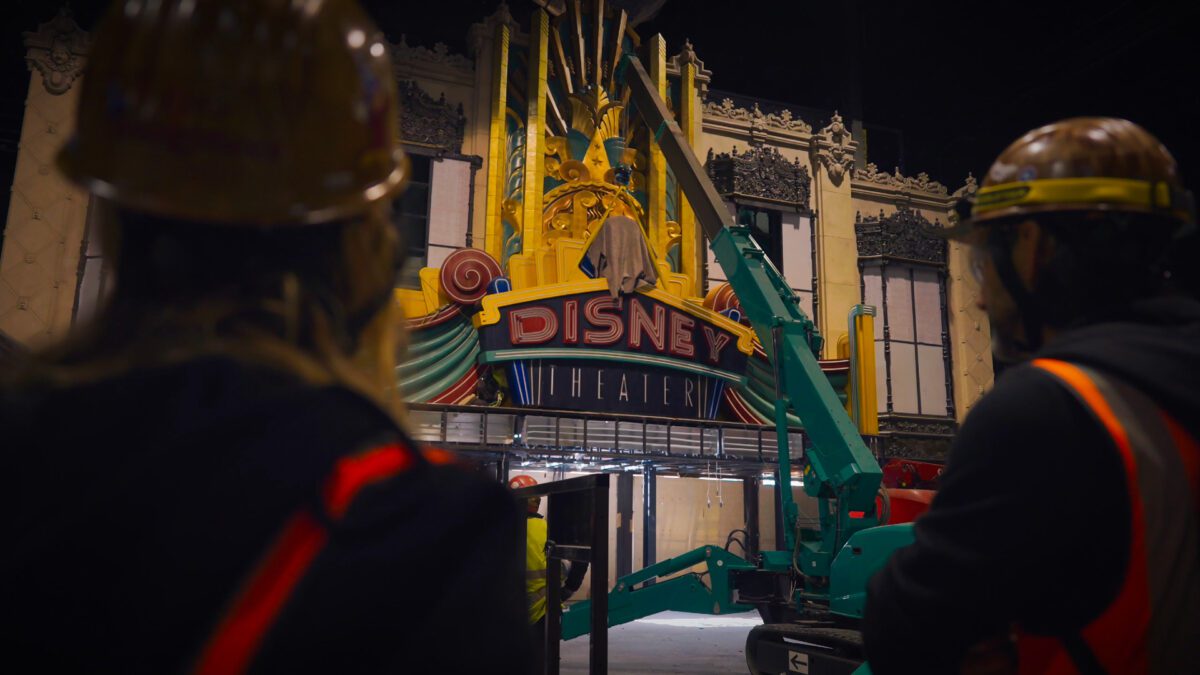 World Premiere: Ein Blick auf den neuen Eingangsbereich in Disneyland Paris 5 Walt Disney Imagineers arbeiten am Disney Theater Schild