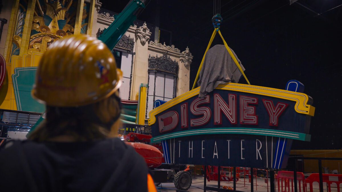 World Premiere: Ein Blick auf den neuen Eingangsbereich in Disneyland Paris 6 Walt Disney Imagineering Paris arbeiten am Disney Theater Schild
