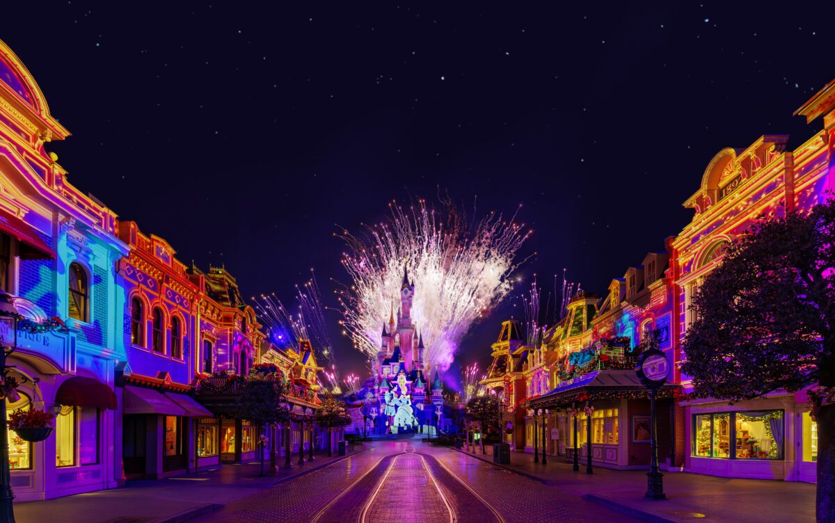 Disney Tales of Magic Feuerwerksshow in Disneyland Paris: Dornröschenschloss und Main Street, U.S.A. mit Projektionen und mehr