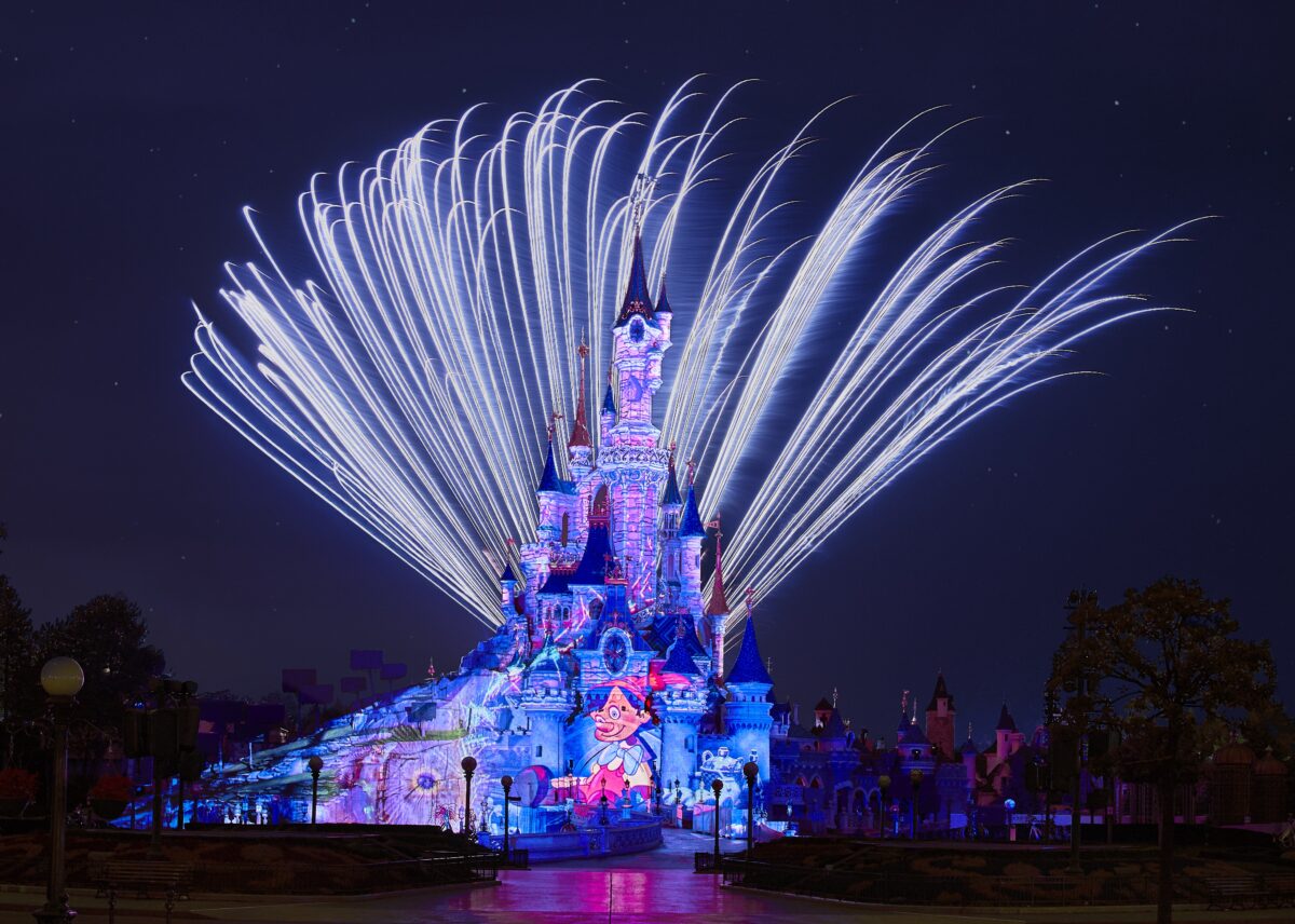 Disney Tales of Magic Feuerwerksshow in Disneyland Paris: Dornröschenschloss und Main Street, U.S.A. mit Projektionen und mehr