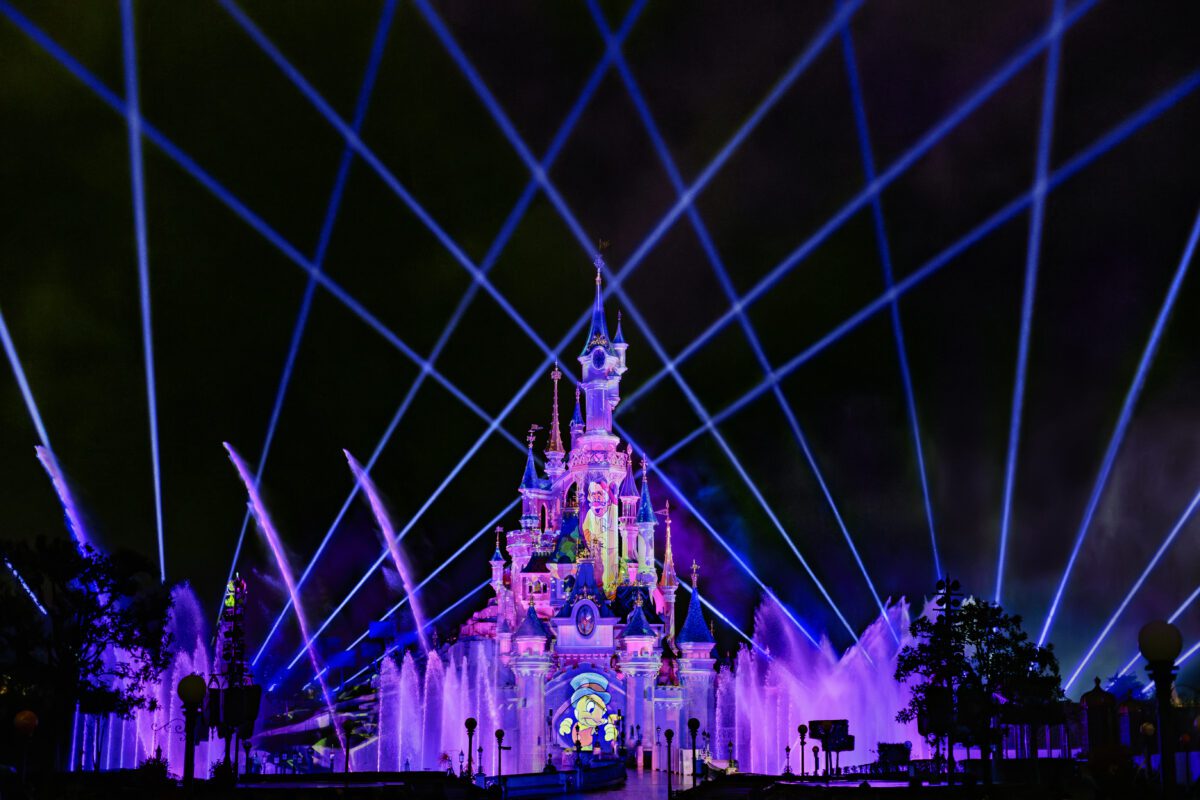 Disney Tales of Magic Feuerwerksshow in Disneyland Paris: Dornröschenschloss und Main Street, U.S.A. mit Projektionen und mehr