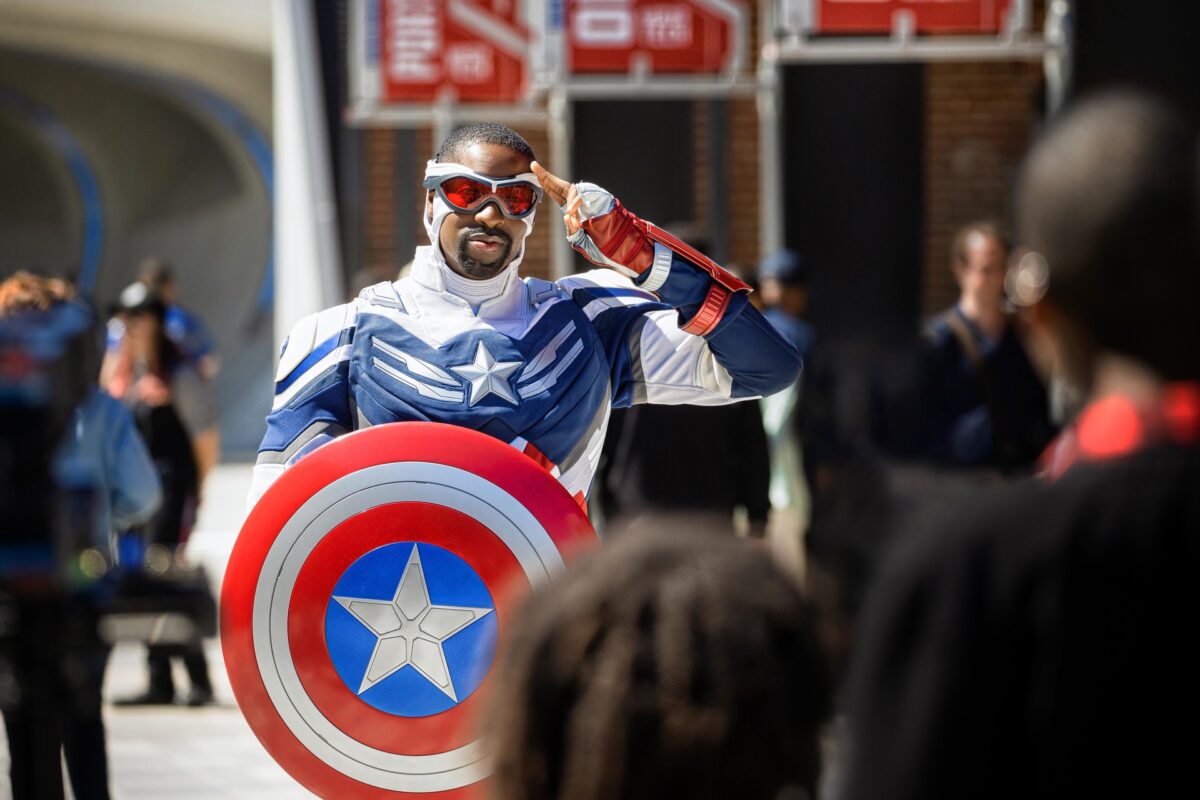 Sam Wilson feiert Captain America: Brave New World in Disneyland Paris