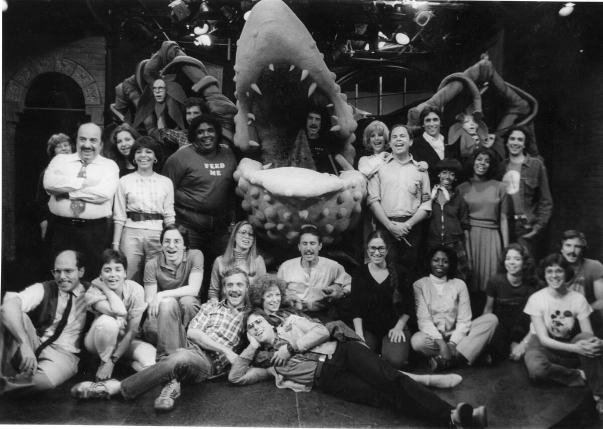 Die Besetzung und das kreative Team der Originalproduktion von „Little Shop of Horrors“. Vorne in der Mitte sind Howard Ashman und Alan Menken, auf dem Boden liegend, Nachlass von Howard Ashman