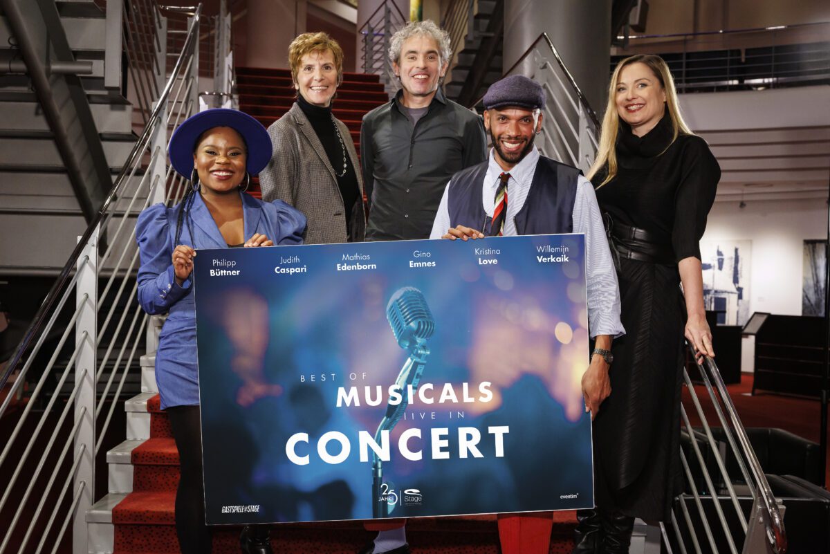 25 Jahre Stage Entertainment: Disney Hits und Musical-Magie in Jubiläumsshow “Best of Musicals” 3 Simone Linhof, Hannes Schauz und Britta Heiligenthal (hinten, v.links nach rechts) gaben zusammen mit Kristina Love und Gino Emnes erste Einblicke in das Konzertformat BEST OF MUSICALS LIVE IN CONCERT 2025.