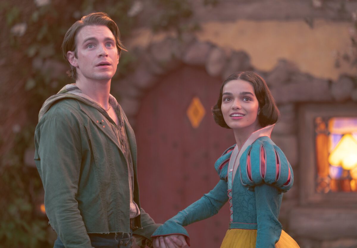 Jonathan (Andrew Burnap) und Schneewittchen (Rachel Zegler) in Disneys neuem Live Action Film