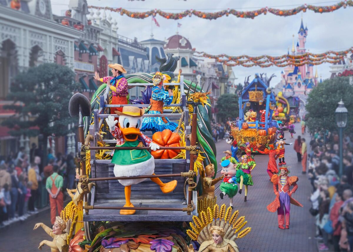 Disney Halloween Festival und die zauberhafte Disney Weihnachtszeit 2025 in Disneyland Paris 3 Mickey's Halloween Celebration Parade in Disneyland Paris zum Disney Halloween Festival
