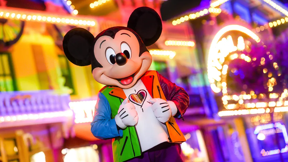 Micky Maus zum Pride Month in Disneyland