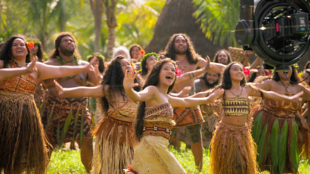 Catherine Laga'aia und die Besetzung tanzen auf Hawaii zu Where You Are / Wo du bist