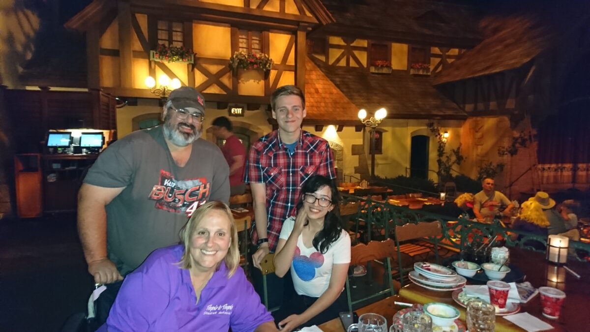 GRATIS Verpflegung & Getränke* in Walt Disney World (nur bis 31. März 2026!) – das sind unsere TOP 10 Restaurants für Disney Dining Plans 17 Deutsches Essen im Biergarten Restaurant genießen (EPCOT – Germany Pavilion)