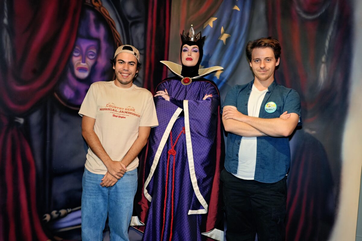 GRATIS Verpflegung & Getränke* in Walt Disney World (nur bis 31. März 2026!) – das sind unsere TOP 10 Restaurants für Disney Dining Plans 6 Story Book Dining at Artist Point with Snow White (Disney’s Wilderness Lodge) mit der bösen Königin aus Schneewittchen und die sieben Zwerge