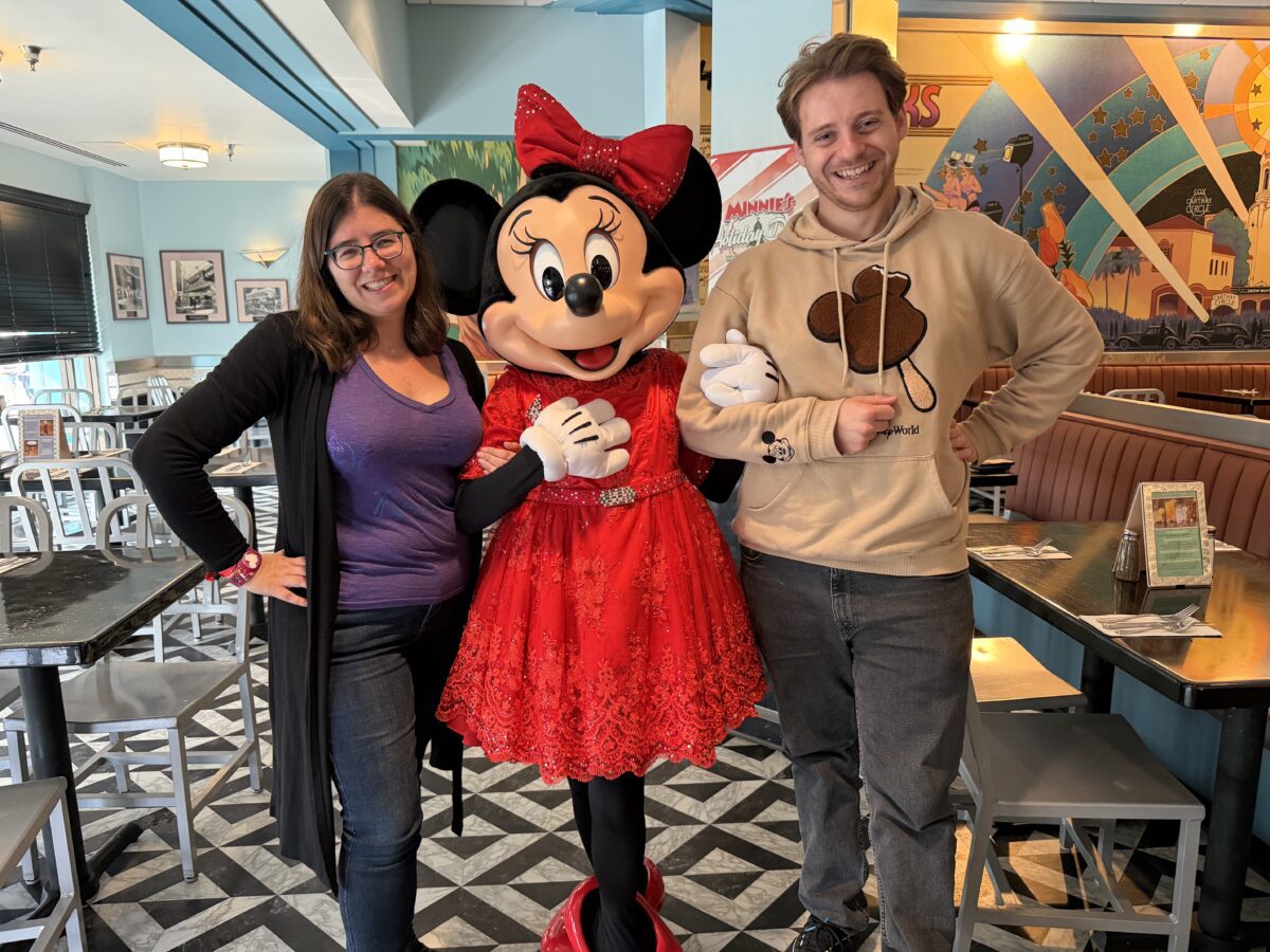 GRATIS Verpflegung & Getränke* in Walt Disney World (nur bis 31. März 2026!) – das sind unsere TOP 10 Restaurants für Disney Dining Plans 8 Hollywood & Vine mit Minnie Maus (Disney’s Hollywood Studios)