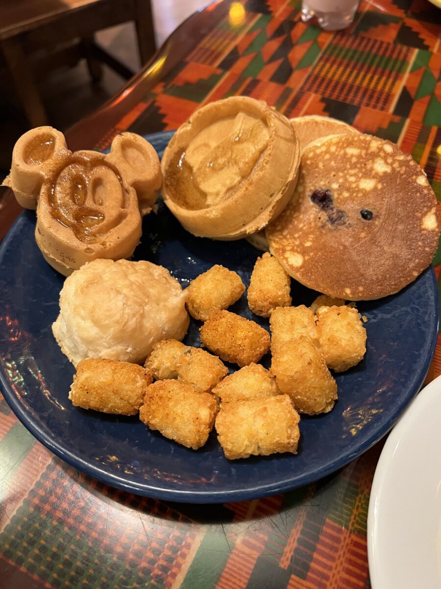 GRATIS Verpflegung & Getränke* in Walt Disney World (nur bis 31. März 2026!) – das sind unsere TOP 10 Restaurants für Disney Dining Plans 18 Boma – Flavors of Africa (Disney’s Animal Kingdom Lodge) mit Mickey Waffles, Pancake und mehr