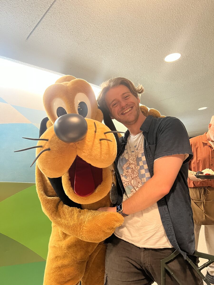 GRATIS Verpflegung & Getränke* in Walt Disney World (nur bis 31. März 2026!) – das sind unsere TOP 10 Restaurants für Disney Dining Plans 11 Character Dining im Garden Grill Restaurant in Epcot mit Pluto, Micky, Chip und Chap