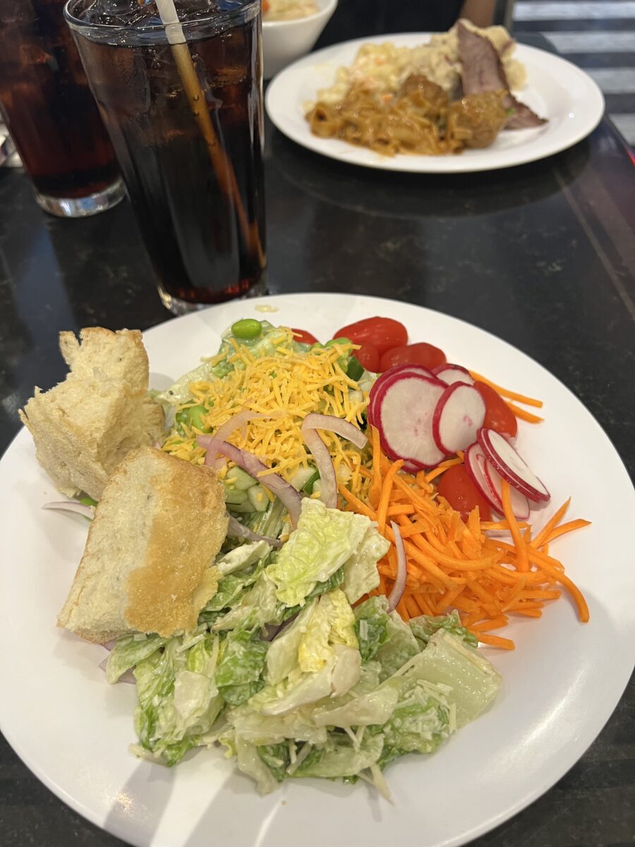 GRATIS Verpflegung & Getränke* in Walt Disney World (nur bis 31. März 2026!) – das sind unsere TOP 10 Restaurants für Disney Dining Plans 9 Hollywood & Vine Buffet Empfehlung mit leckeren Salaten