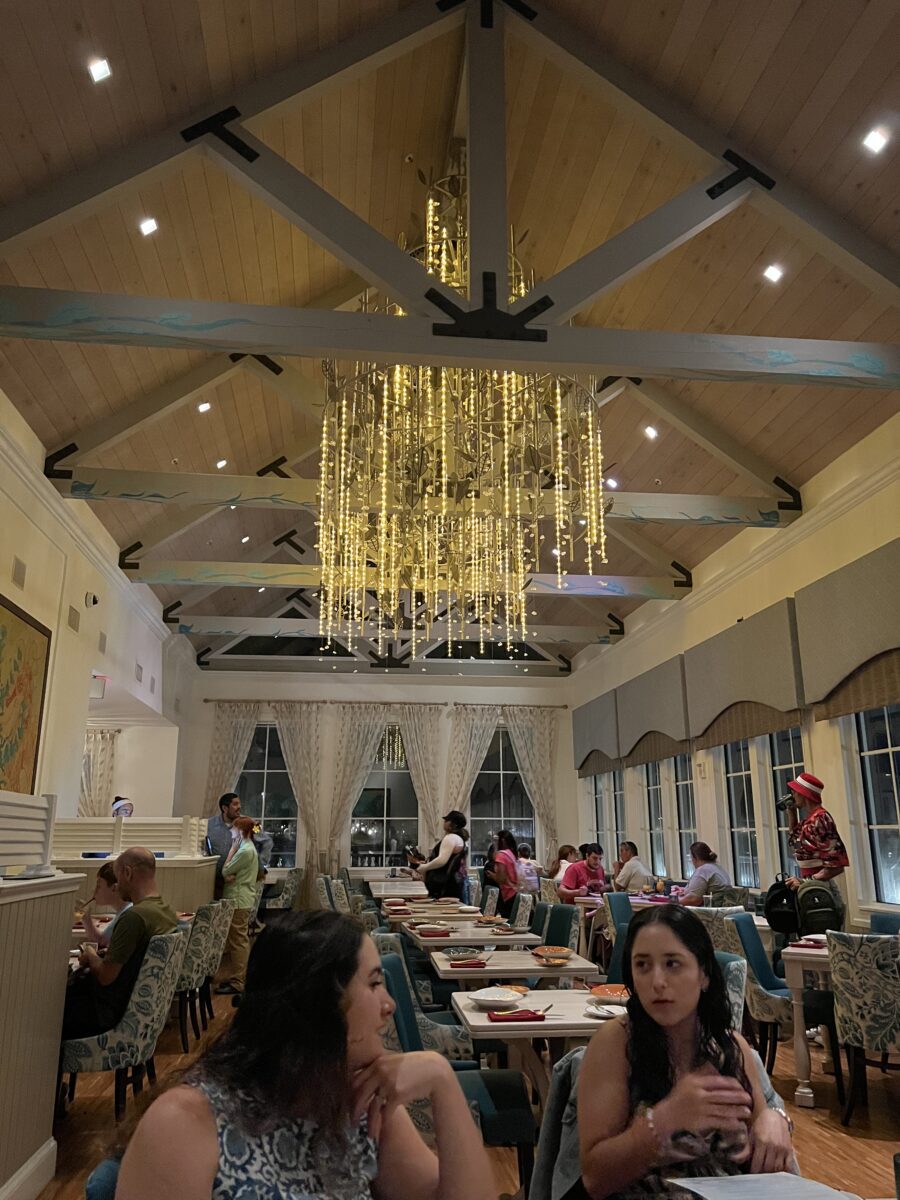GRATIS Verpflegung & Getränke* in Walt Disney World (nur bis 31. März 2026!) – das sind unsere TOP 10 Restaurants für Disney Dining Plans 14 Geheimtipp: Sebastian’s Bistro (Disney’s Caribbean Beach Resort) thematisiert nach Arielle die Meerjungfrau (The Little Mermaid)