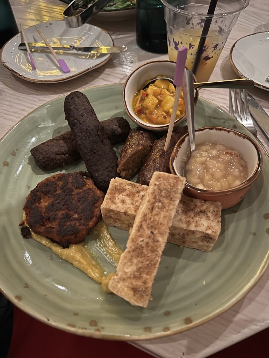 GRATIS Verpflegung & Getränke* in Walt Disney World (nur bis 31. März 2026!) – das sind unsere TOP 10 Restaurants für Disney Dining Plans 15 Vegane, karibisch inspirierte Fleischersatz-Optionen in Sebastian's Bistro