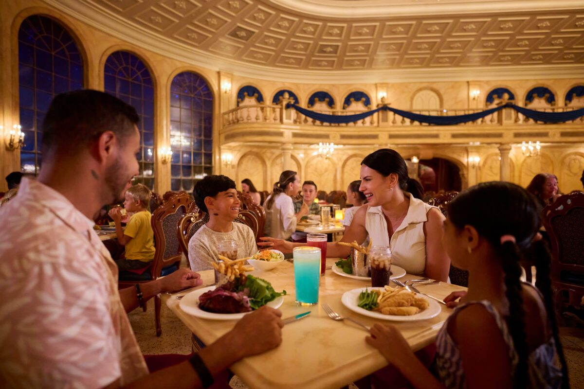 GRATIS Verpflegung & Getränke* in Walt Disney World (nur bis 31. März 2026!) – das sind unsere TOP 10 Restaurants für Disney Dining Plans 12 Be Our Guest Restaurant (Magic Kingdom Themenpark) im Ballsaal von Die Schöne und das Biest