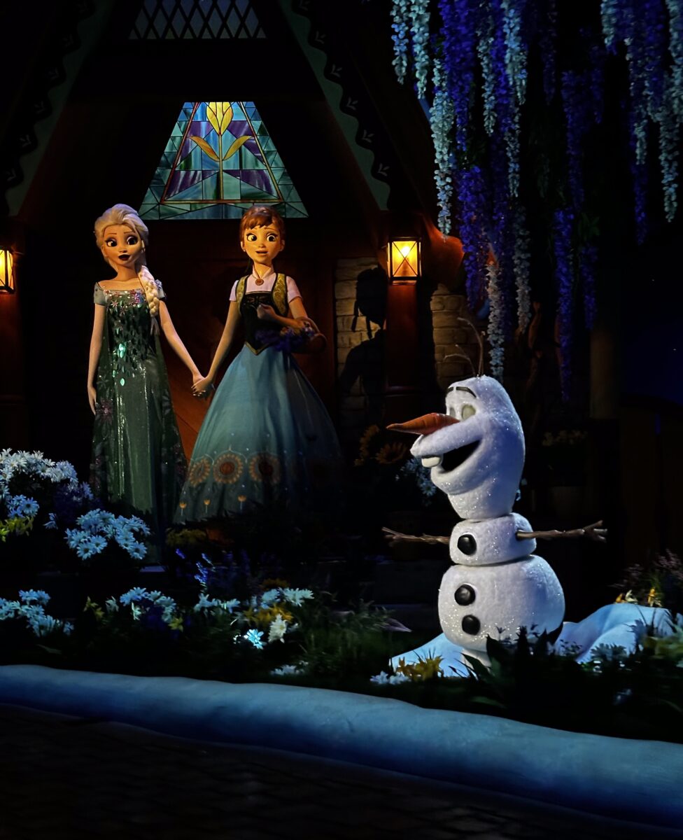 Anna, Elsa und Olaf aus Die Eiskönigin in Frozen Ever After in Disneyland Paris