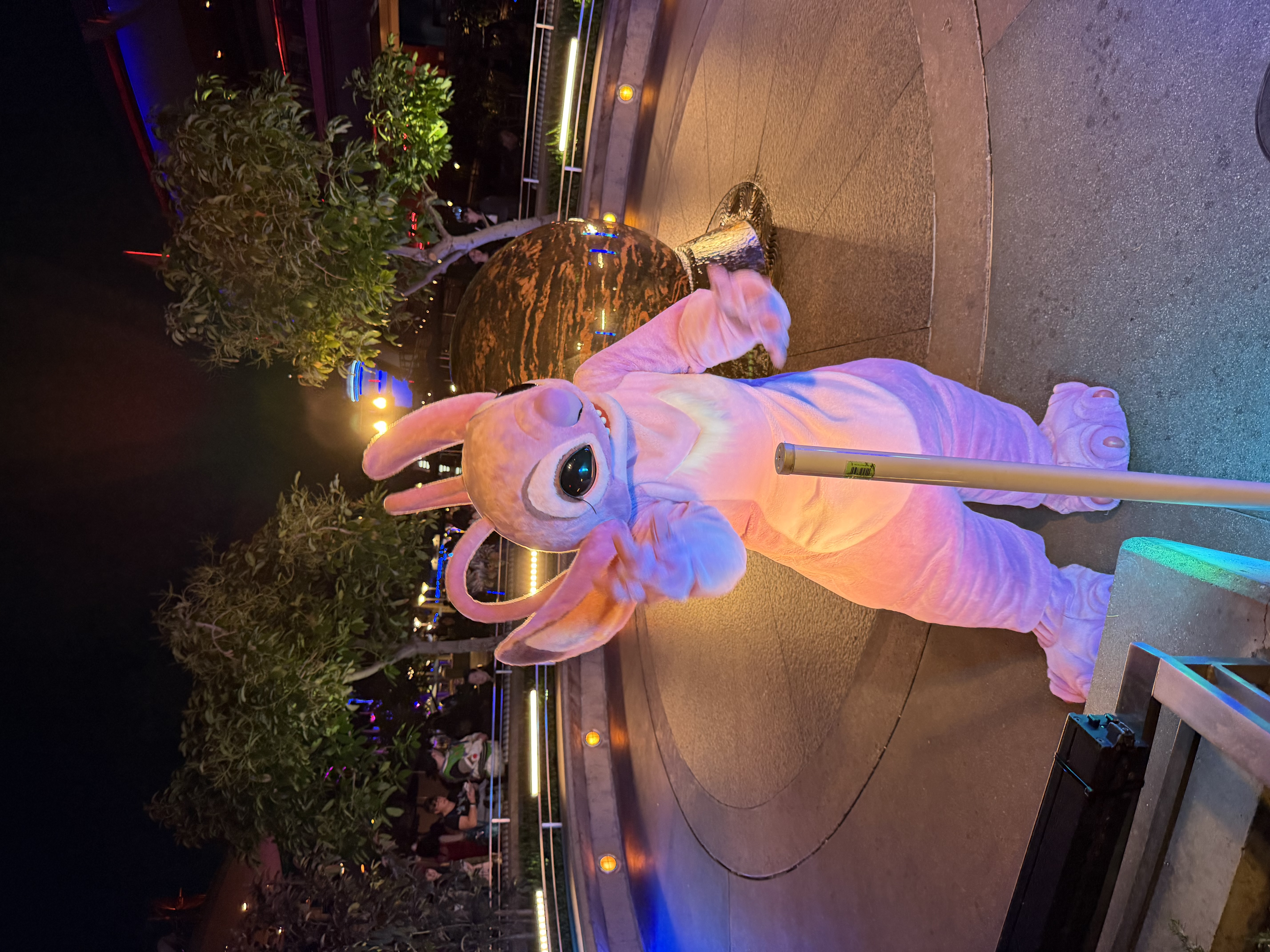 Stitch's Freundin Engel (Experiment 624) auf dem Disneyland After Dark Event in Tomorrowland