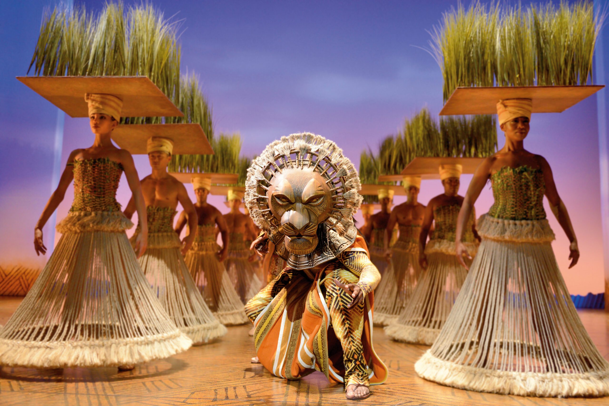 König der Löwen Musical Hamburg Cast in farbenfrohen Kostümen auf der Bühne