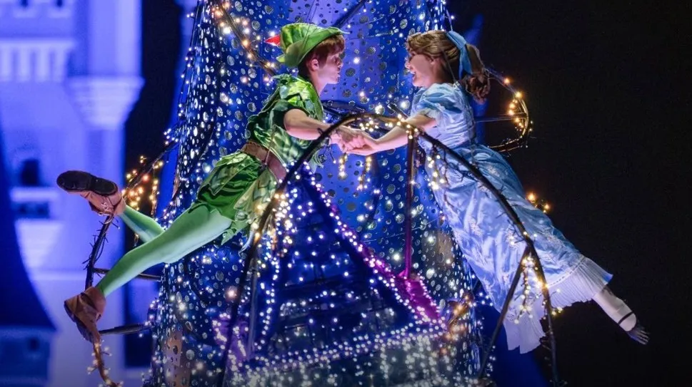 Peter Pan und Wendy fliegen über die zauberhafte Disney Starlight Parade: Dream the Night Away in Florida