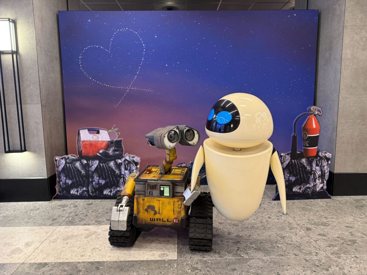 Wall-E und Eve treffen im Pixar Place Hotel exklusiv