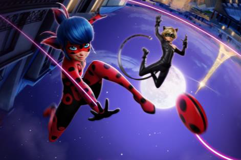 Miraculous Super Samstag: Die Superhelden Ladybug und Cat Noir springen in einer dynamischen Pose durch die Lüfte von Paris